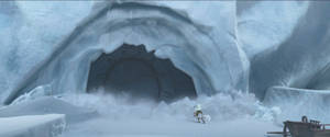 小探險家站在雪景中，面對著有黑暗圓形門的冰洞入口。 — 2560x1080 壁紙