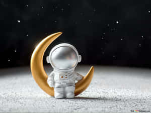 在星空下，金色新月旁邊的小太空人公仔。 — 月夜星空 壁紙