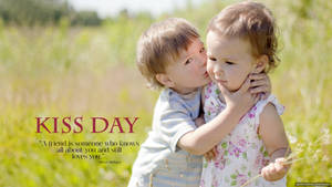 男孩在陽光明媚的田野中親吻女孩臉頰，附有「Kiss Day」引文。 — 親吻 壁紙