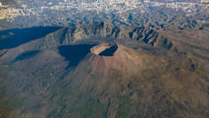 火山口的鳥瞰圖，背景是一座城市。 — 義大利 GIF 壁紙