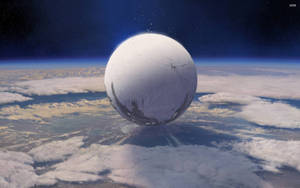一顆發光的球體漂浮在地球的雲層之上，星空之下。 — 天命 4K 壁紙