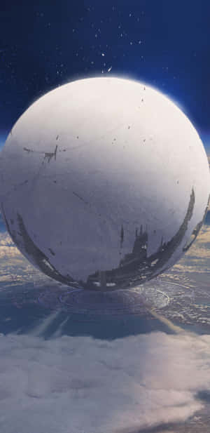 一個巨大的鏡面球體漂浮在雲層之上，反射著星空下的未來城市。 — 天命2 壁紙