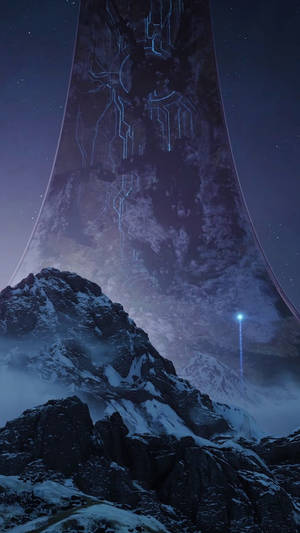 在星空下，白雪覆蓋的山脈上方有一個巨大的發光外星結構。 — 最後一戰：無限 4K 壁紙