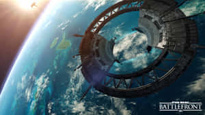 一個大型太空站繞地球運行，星際戰鬥機在陽光照耀的行星附近飛行。