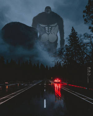 一個巨大的泰坦巨人聳立在雨中的高速公路上，前方一輛汽車的紅色燈光閃爍。 — 進擊的巨人 角色 壁紙