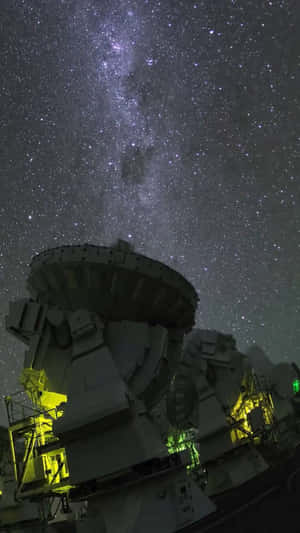 無線電望遠鏡在繁星點點的夜空下，銀河可見。 — 月亮與星星 壁紙