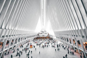 一個現代白色建築結構，內部有人行走。 — 紐約市 壁紙