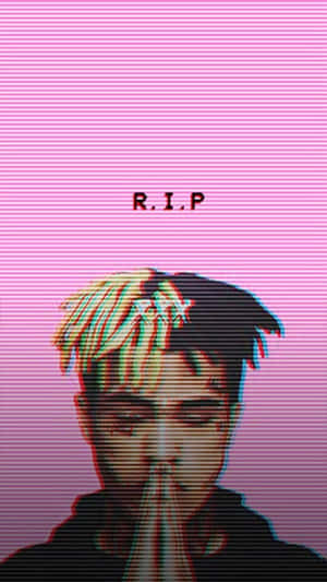 以粉紅色和洋紅色調呈現的「R.I.P.」文字故障藝術肖像。 — 陣亡將士紀念日 壁紙