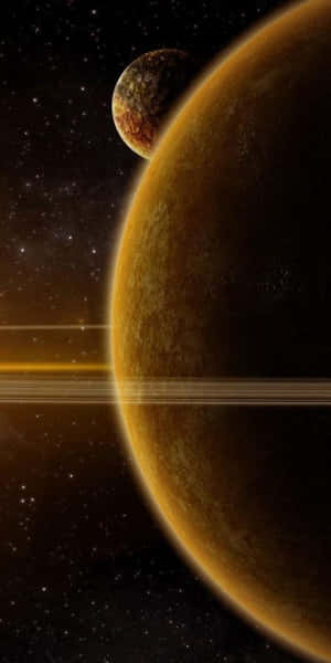 一個帶有光環的巨大橙色行星和一顆較小的衛星在繁星點點的太空場景中。 — Pixel 3 壁紙