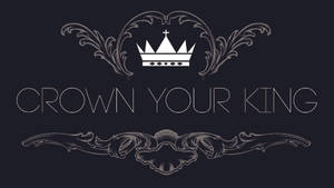 深色背景上的白色皇冠和 crown your king 文字，帶有裝飾性花紋。 — 皇冠 壁紙