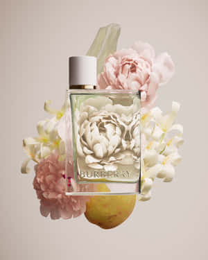帶有花卉設計的 Burberry 香水瓶，周圍環繞著花朵和一個梨子。 — Apple Watch Ultra 壁紙