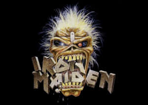 Iron Maiden吉祥物Eddie，尖牙和發光的眼睛，黑色背景。 — 金屬質感 壁紙