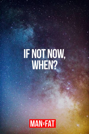 勵志文字「IF NOT NOW WHEN?」覆蓋在色彩繽紛的星空星系上，帶有「MANvFAT」標誌。 — Huawei MatePad 壁紙