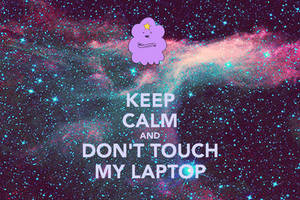 帶有星星的紫色卡通雲漂浮在色彩繽紛的太空星雲中，文字為「KEEP CALM AND DON'T TOUCH MY LAPTOP」。 — 可愛 壁紙