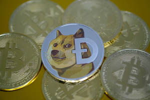 Dogecoin代幣被Bitcoin硬幣包圍在黃色表面上。 — 比特幣 GIF 壁紙