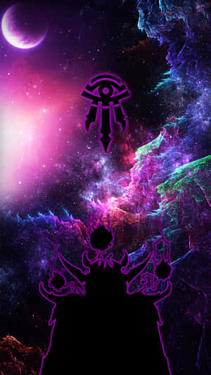 一個角狀人物的黑色剪影，以紫色勾勒，映襯著色彩繽紛的宇宙星雲和新月。 — 魔獸世界 壁紙