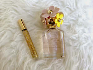 Marc Jacobs Daisy 香水瓶和滾珠放在蓬鬆的白色地毯上。 — 春天花朵 壁紙