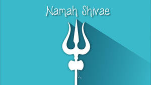 白色三叉戟配蝴蝶結和陰影，藍綠色背景上有 Namah Shiva 文字 — 濕婆 壁紙