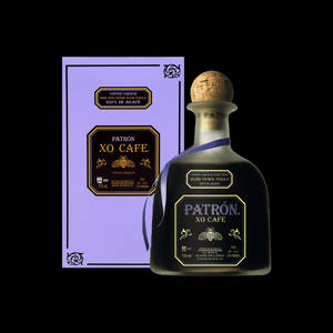 Patrón XO Café咖啡利口酒瓶和盒子，黑色背景上帶有金色點綴 — 咖啡美學 壁紙