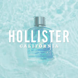 Hollister California 香水瓶漂浮在清澈的藍色水中。 — 1:1 壁紙