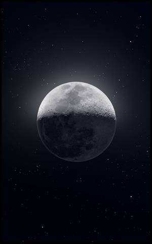 一個帶有隕石坑的詳細月亮，襯著繁星點點的夜空。 — 月光 壁紙