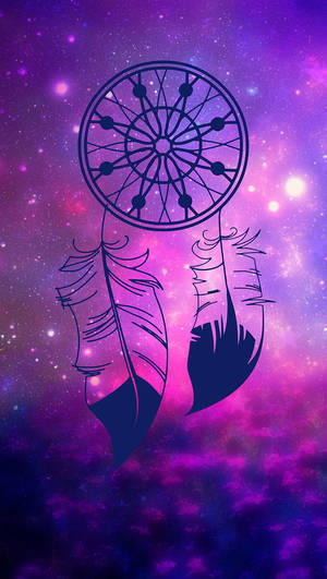 捕夢網帶有羽毛，背景是紫色和粉紅色調的星空宇宙。 — 暗紫色美學 壁紙