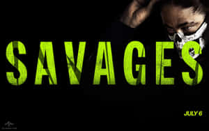 一個戴著骷髏設計面具的人，帶著發光的綠色文字「SAVAGES」，凝視著。 — 黑狼 壁紙