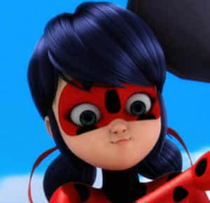 一個身穿紅黑相間瓢蟲超級英雄服裝的年輕女孩微笑著。 — Miraculous 壁紙