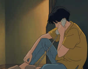年輕男子靠牆坐著在昏暗房間打電話，溫暖光線。 — 日式海浪 壁紙