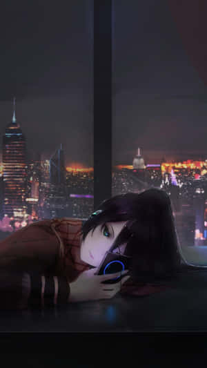 深色頭髮的動漫女孩靠在窗台上，看著發光的手機，背景是城市夜景。 — 暗黑動漫 壁紙