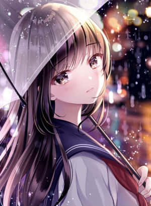 穿著水手服的動漫女孩在夜晚的雨城中拿著透明雨傘，周圍是閃爍的燈光。 — 可愛的動漫角色 壁紙