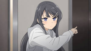 藍眼睛和灰色頭髮的動漫女孩透過門口指著。 — 櫻島麻衣 壁紙
