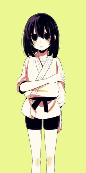 動漫女孩穿著武術制服，雙臂交叉，站在黃色背景前 — 18:9 壁紙
