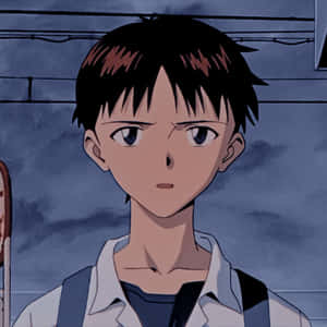 穿著白襯衫的動漫男孩，在黃昏天空和電線背景下露出嚴肅表情。 — 中野三玖 壁紙