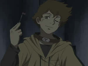 穿著連帽衫的動漫男孩在陰暗的房間裡帶著溫柔的微笑拿著鑰匙。 — 可愛的狼 壁紙