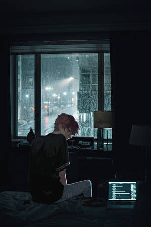 動漫角色坐在床上，透過雨水濕潤的窗戶眺望夜晚的城市燈光。 — 可愛的悲傷 壁紙