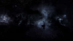 一個宇宙星雲，有發光的藍色和紫色雲，周圍有無數星星。 — 宇宙 壁紙