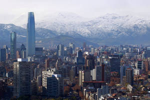 現代城市，高樓大廈和白雪覆蓋的山脈作為背景。 — 城市 壁紙