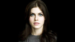 女性近距離肖像，藍色眼睛和深色頭髮，黑色背景。 — 亞歷珊卓·達妲莉歐 壁紙