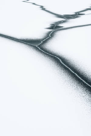 裂開的雪面，黑色線條形成抽象幾何圖案。 — 冰 壁紙