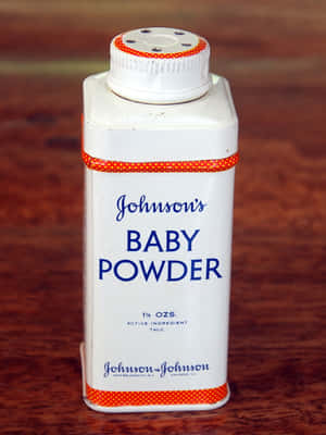 復古Johnson's嬰兒爽身粉罐（木桌） — 寶寶 壁紙