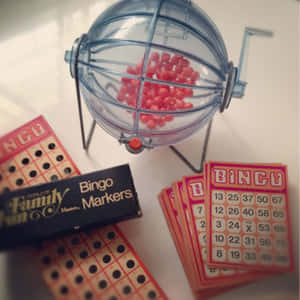 白色桌子上的復古賓果遊戲，有紅色球、卡片和記號筆。 — 賓果 壁紙
