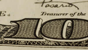 一個單色寶箱，標有「Treasurer of the」字樣，並重複出現USA100文字。 — 金錢 壁紙