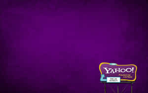 Yahoo!廣告牌，帶有藍色約德爾吉祥物，背景為紫色紋理。 — 雅虎 壁紙