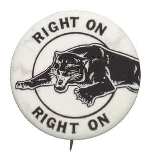 復古黑白別針徽章，帶有跳躍的黑豹和「RIGHT ON」文字。 — 榮耀Magic V Flip 2 壁紙
