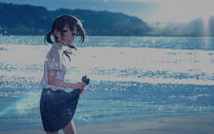 穿著校服的動漫女孩在海灘上微笑，海浪在她腳邊濺起水花。 — 海灘 壁紙