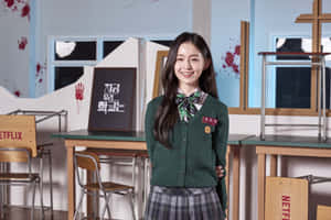 穿著校服的女孩在一個有血跡和Netflix品牌的教室裡微笑。 — 黎明死線 壁紙