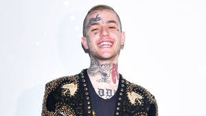 一個有刺青的男人穿著黑色鉚釘外套，燦爛地微笑。 — Lil peep 動態圖 壁紙