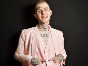 有刺青的男人穿著粉紅色西裝對著鏡頭微笑 — Lil peep 動態圖 壁紙