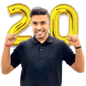 男人在金色20氣球後舉起拳頭慶祝。 — 玩家 壁紙